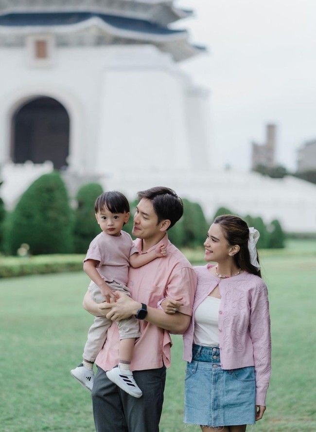 Anzel yang lahir prematur di usia kandungan 31 minggu itu kini sudah menjelma menjadi anak laki-laki yang aktif dan lucu. Paras menggemaskannya pun tak kalah curi atensi. Foto: Instagram/@rickyindra90