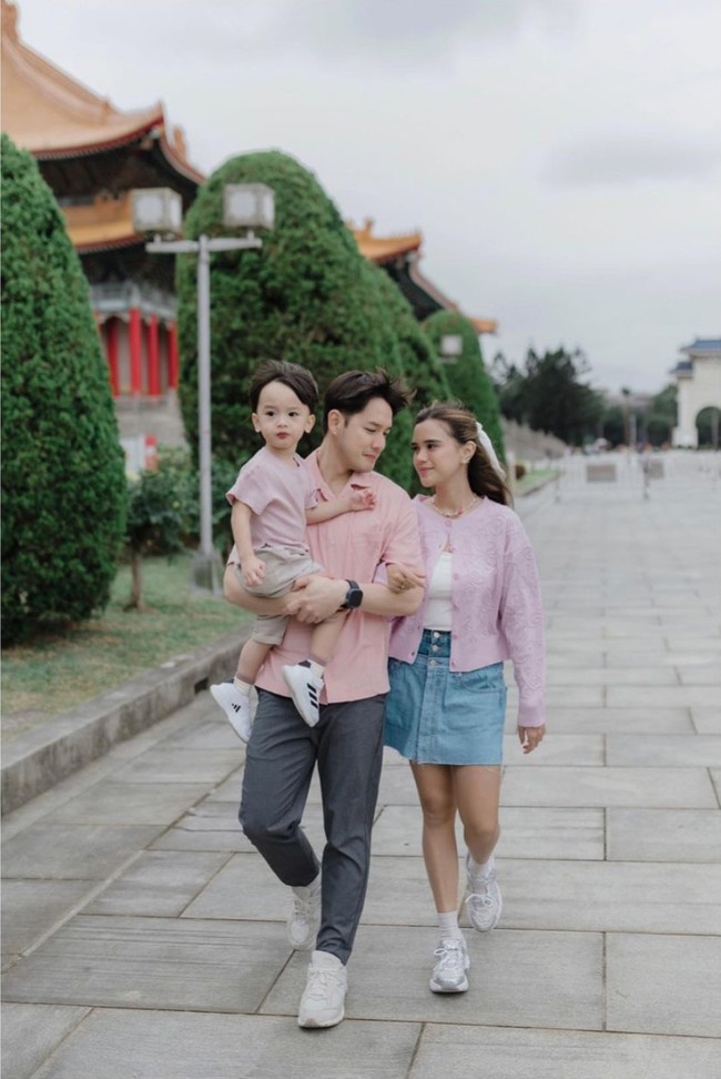 Tak sedikit netizen yang mengatakan jika Anzel semakin besar semakin tampan. Ditambah dengan rambutnya yang berponi, penampilan Anzel sukses bikin gemas. Foto: Instagram/@rickyindra90