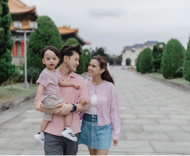 Tak sedikit netizen yang mengatakan jika Anzel semakin besar semakin tampan. Ditambah dengan rambutnya yang berponi, penampilan Anzel sukses bikin gemas. Foto: Instagram/@rickyindra90