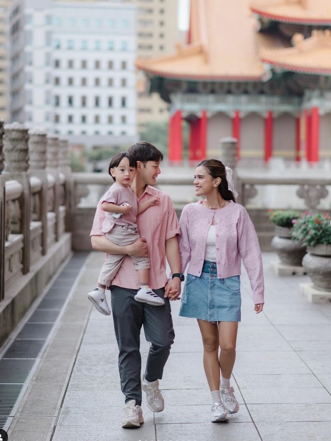Audi Marissa bersama suaminya, Anthony Xie dan putranya, Anzel mudik bersama ke Taipei, Taiwan. Sebelum berkarier di Indonesia, Anthony sendiri diketahui sempat berkarier di Taiwan dan China. Foto: Instagram/@rickyindra90