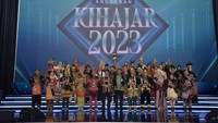 Pada acara ini turut diberikan penghargaan untuk enam kepala daerah yang memberikan dukungan besar bagi Sinergi Pusat dan Daerah melalui kepesertaan PembaTIK dan Kihajar STEM 2023. Foto: Kemendikbudristek