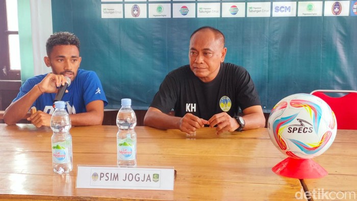 Ari Maring dan Kas Hartadi saat sesi jumpa pers di Stadion Mandala Krida, Sabtu (18/11/2023).