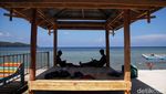 Asyiknya Santai di Kolam Renang Berpanorama Laut Lepas Bulukumba