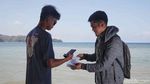 Asyiknya Santai di Kolam Renang Berpanorama Laut Lepas Bulukumba