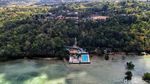 Asyiknya Santai di Kolam Renang Berpanorama Laut Lepas Bulukumba