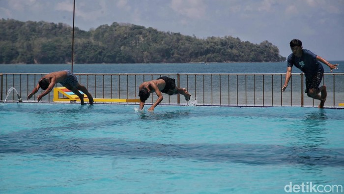 Sejumlah warga menikamti kolam renang dengan pemandangan laut di kawasan Desa Ekatiro, Bonto Tiro, Bulukumba, Sulawesi Selatan, Rabu (1/11/2023).