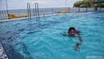 Asyiknya Santai di Kolam Renang Berpanorama Laut Lepas Bulukumba