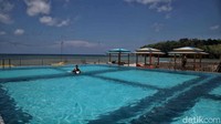 Kolam renang yang berada di pinggiran pantai ini pun menjadi daya tarik wisatawan dari berbagai daerah. Maka tidak heran jika Limbua Beach kini menjadi salah satu destinasi yang cukup populer di Bulukumba. 