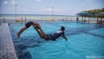 Asyiknya Santai di Kolam Renang Berpanorama Laut Lepas Bulukumba