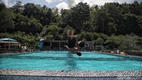 Selain penggunaan QRIS, dirinya juga mempercayakan BRI dalam pengajuan pinjaman modal untuk mengembangkan Limbua Beach. Sebab dalam pengembangan Limbua Beach dibutuhkan modal yang tidak sedikit. Oleh karena itu, ia bersama suaminya pun memutuskan untuk meminjam kredit komersial BRI sebesar Rp 250 juta. 