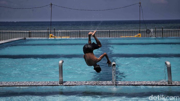Asyiknya Santai di Kolam Renang Berpanorama Laut Lepas di Desa Ekatiro Sejumlah warga menikamti kolam renang dengan pemandangan laut di kawasan Desa Ekatiro, Bonto Tiro, Bulukumba, Sulawesi Selatan, Rabu (1/11/2023).