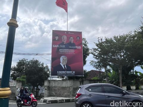 Baliho PDIP di Mataram, NTB, tak lagi memasang gambar Jokowi.