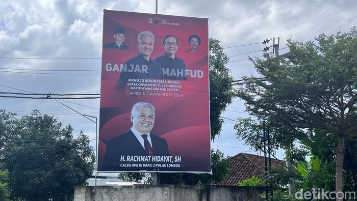 Baliho PDIP di Mataram, NTB, tak lagi memasang gambar Jokowi.
