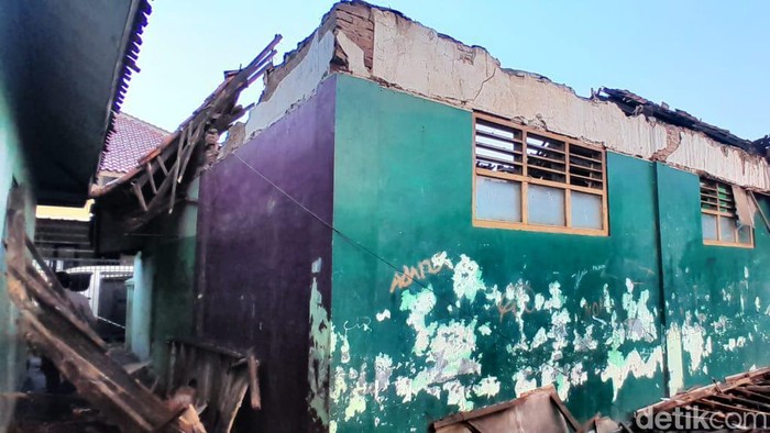 Bangunan sekolah di Cirebon rusak.