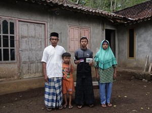 Kisah Bayu, Penerima PIP yang Ingin Tuntas Mengaji hingga Kuliah di UGM