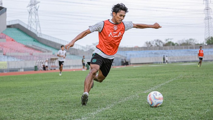 Bek kanan Persebaya Surabaya Arief Catur Pamungkas telah menuntaskan hukuman lima kali larangan bermain. Ia sudah bisa bela Persebaya saat menghadapi PSIS Semarang pada Minggu (26/11/2023).