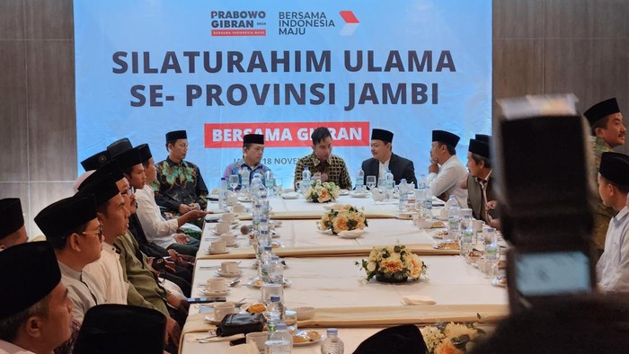 Cawapres nomor urut 2 dari Koalisi Indonesia Maju (KIM) Gibran Rakabuming Raka bertemu dengan ulama se-Provinsi Jambi, Sabtu (18/11/2023). Dalam kunjungannya itu, Gibran bicara dana abadi pesantren dan didoakan dalam Pilpres 2024 mendatang.