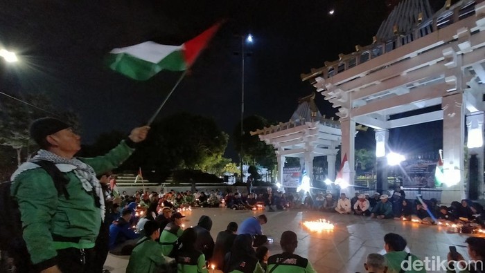 Buh di Surabaya gelar aksi bela Palestina di Tugu Pahlawan
