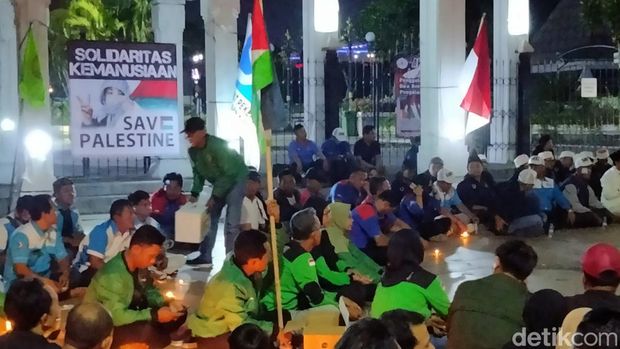 Buh di Surabaya gelar aksi bela Palestina di Tugu Pahlawan