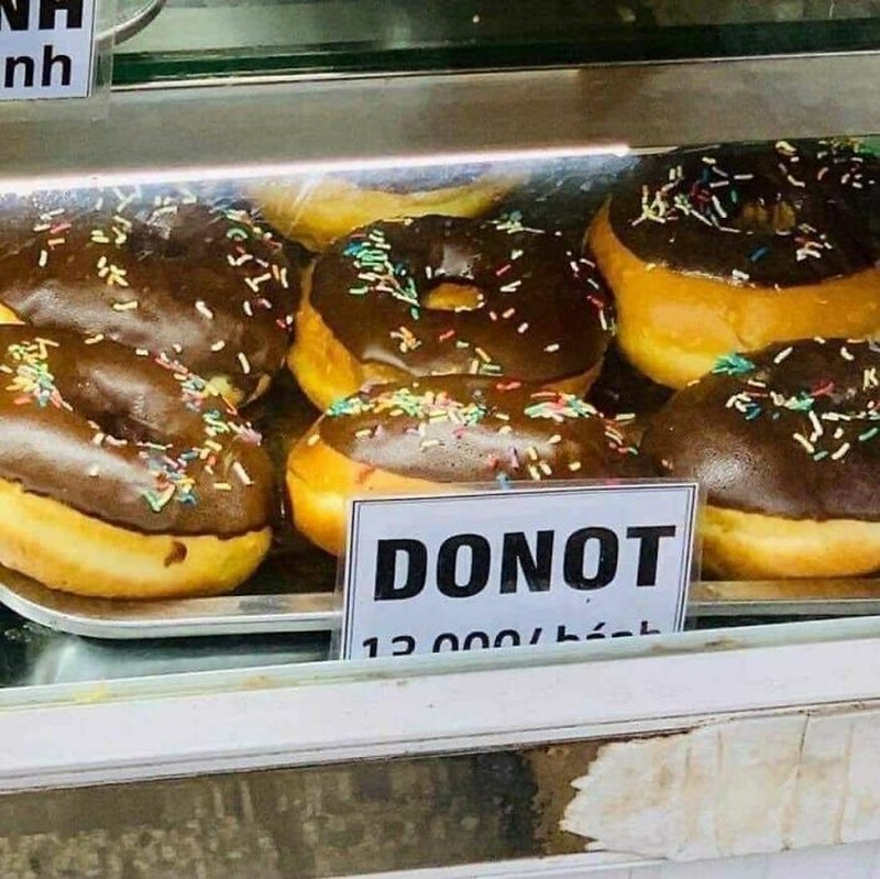 Biasanya orang-orang ketika menerapkan strategi marketing melakukannya secara menarik. Ini emang beda sih, tapi kayaknya jangan gini juga sih. Malah jadi bingung maksudnya.