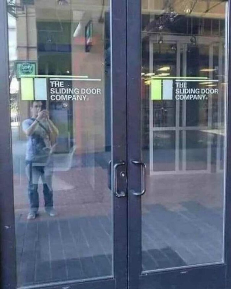 Biasanya orang-orang ketika menerapkan strategi marketing melakukannya secara menarik. Ini emang beda sih, tapi kayaknya jangan gini juga sih. Malah jadi bingung maksudnya.