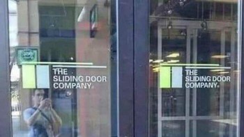 Hayo tebak pintunya digeser atau di dorong-tarik? Foto: (Bored Panda).