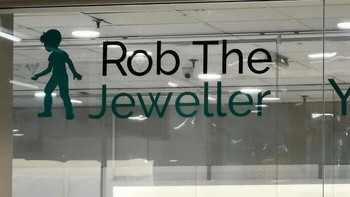 Kalau misalkan dirampok beneran gimana, yang disalahin siapa, ya? Foto: (Bored Panda).