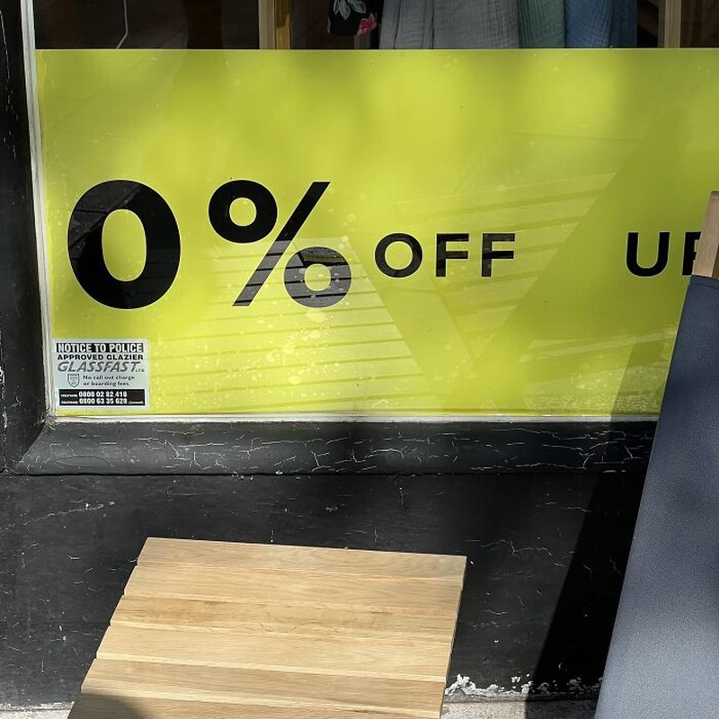 Biasanya orang-orang ketika menerapkan strategi marketing melakukannya secara menarik. Ini emang beda sih, tapi kayaknya jangan gini juga sih. Malah jadi bingung maksudnya.