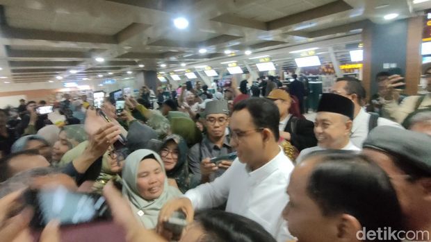 Capres nomor urut 1, Anies Baswedan, tiba di Bandara Internasional Sultan Hasanuddin, Maros, Sulsel. Kedatangan Anies disambut meriah oleh pendukungnya. (Dwi Rahmawati/detikcom)