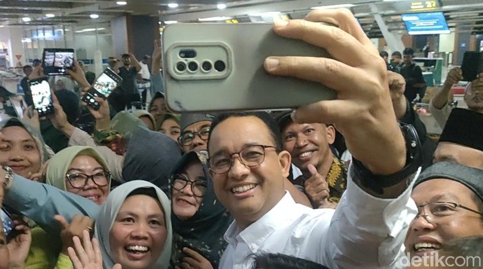 Capres nomor urut 1, Anies Baswedan, tiba di Bandara Internasional Sultan Hasanuddin, Maros, Sulsel. Kedatangan Anies disambut meriah oleh pendukungnya. (Dwi Rahmawati/detikcom)