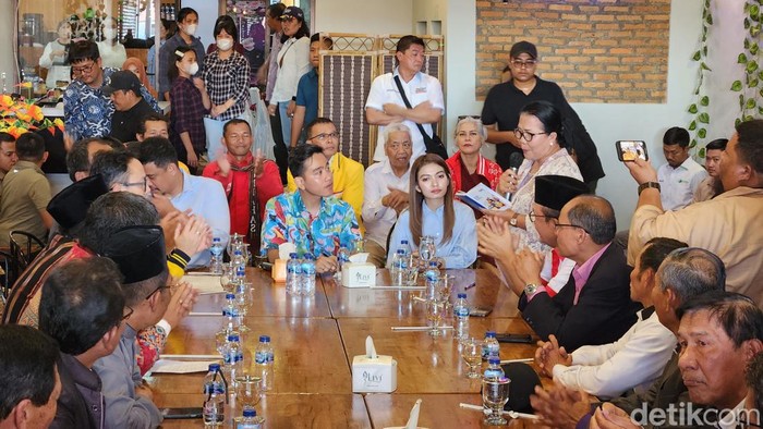 Cawapres Gibran Rakabuming bertemu tokoh masyarakat dan tokoh agama Tapanuli Utara. Dia sempat cerita soal marga Siregar. (Adrial Akbar/detikcom)