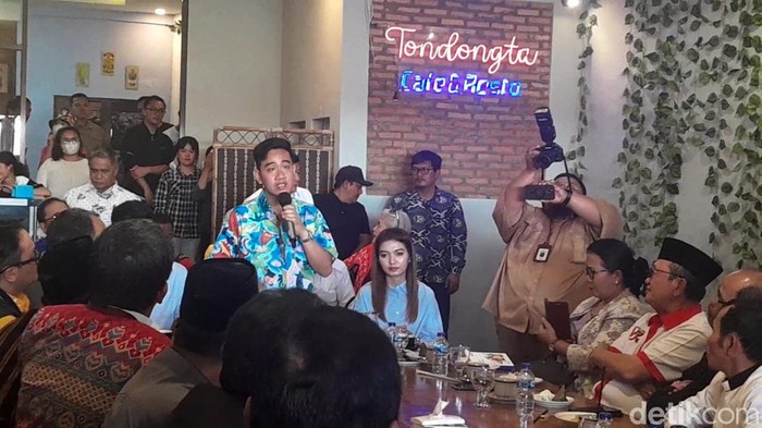 Cawapres KIM Gibran Rakabuming saat mengunjungi wilayah Tapanuli Utara