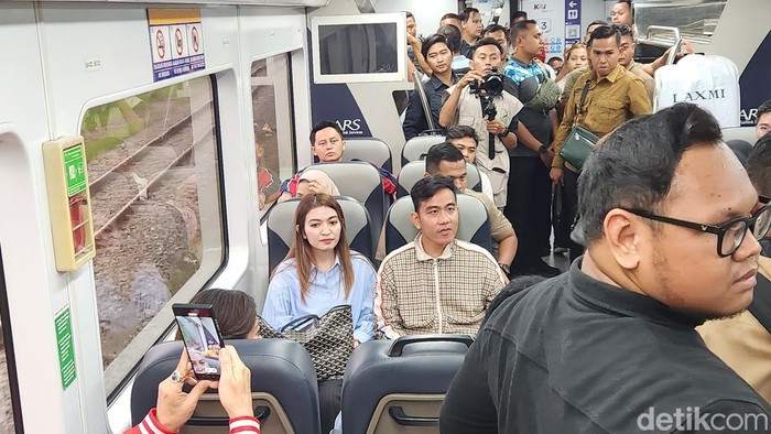 Cawapres Koalisi Indonesia Maju (KIM) Gibran Rakabuming melanjutkan kunjungan ke Medan. Dia menggunakan kereta bandara menuju Medan. (Adrial/detikcom)