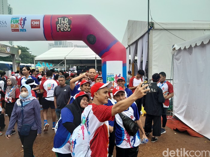Keseruan CT Arsa Charity Fun Run! Kelar Lari 'Recharge' Energi Nonton Maliq & D'essentials