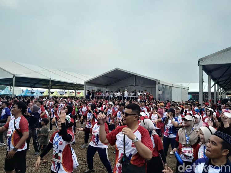 Kelar Lari di CT Arsa Charity Fun Run, Recharge Energi Nonton Maliq & Dessentials
