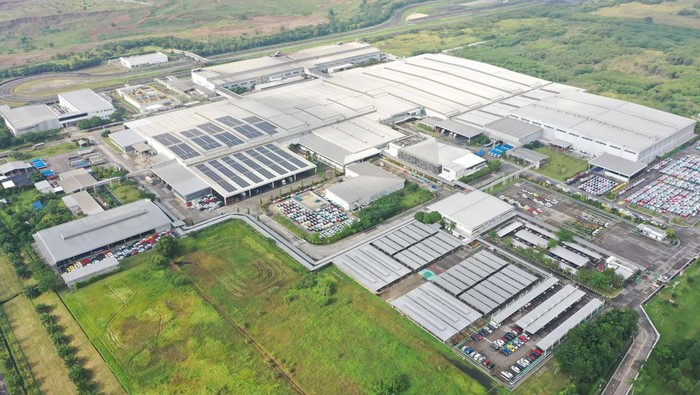 Daihatsu pasang panel surya di pabrik Karawang.