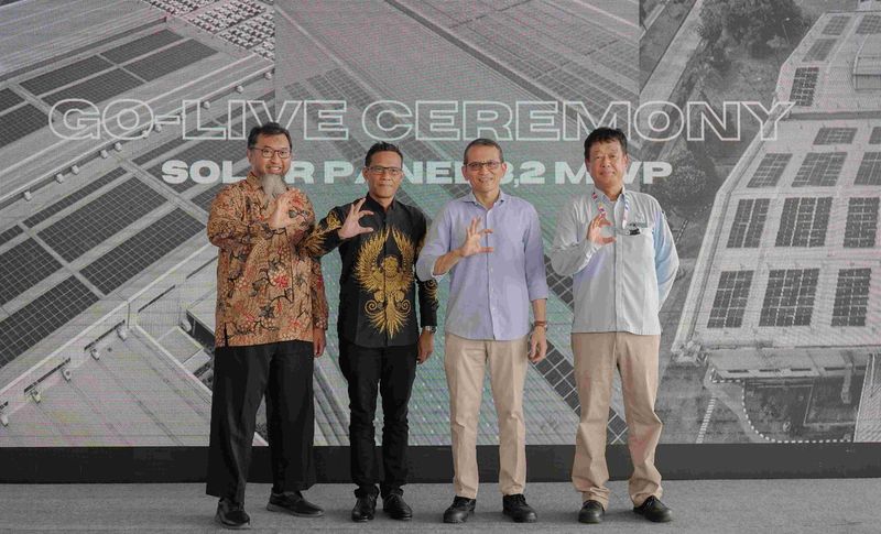 Daihatsu pasang panel surya di pabrik Karawang.