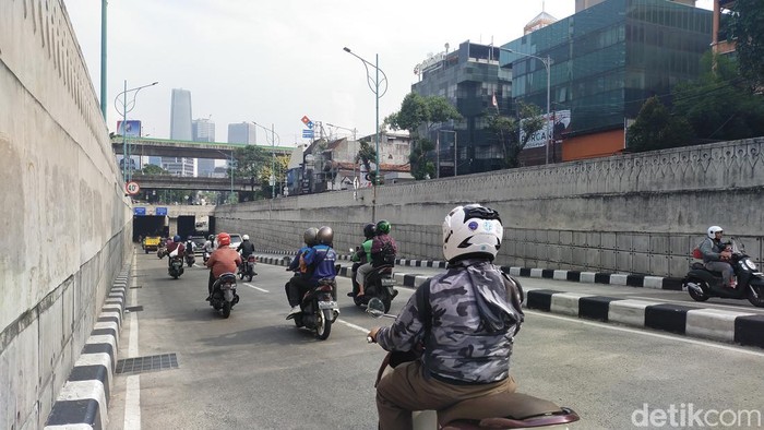 Dinas Bina Marga DKI Jakarta berencana mengganti besi penutup saluran air di underpass Mampang dengan beton. Warga setuju dengan rencana tersebut (Tina S/detikcom)