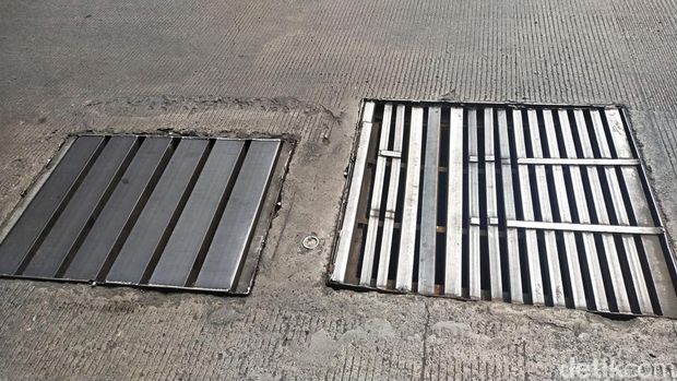 Dinas Bina Marga DKI Jakarta berencana mengganti besi penutup saluran air di underpass Mampang dengan beton. Warga setuju dengan rencana tersebut (Tina S/detikcom)