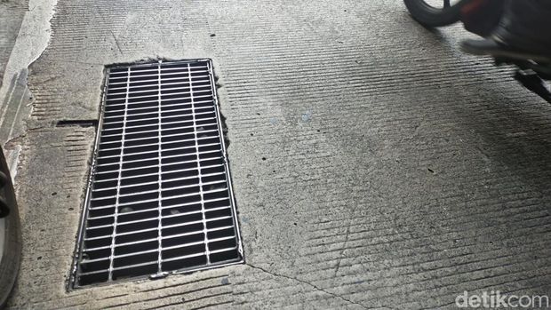 Dinas Bina Marga DKI Jakarta berencana mengganti besi penutup saluran air di underpass Mampang dengan beton. Warga setuju dengan rencana tersebut (Tina S/detikcom)