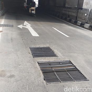 Dinas Bina Marga DKI Jakarta berencana mengganti besi penutup saluran air di underpass Mampang dengan beton. Warga setuju dengan rencana tersebut (Tina S/detikcom)