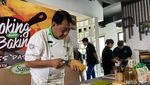 Meriah! 100 Peserta Bedah Resep Kue hingga Nyanyi Bareng Chef Yongki Gunawan