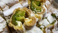 Eclair buatan chef Yongki ini sangat lembut. Paduan isinya juga pas di mulut, ada krim, green tea sponge cake, dan irisan alpukat. Foto: detikFood/Yenny Mustika Sari
