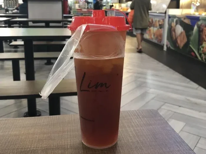 Netizen mengeluh harga es teh kemahalan Rp 28 ribu per gelasnya