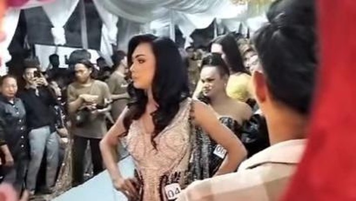 Fashion show waria di Makassar.
