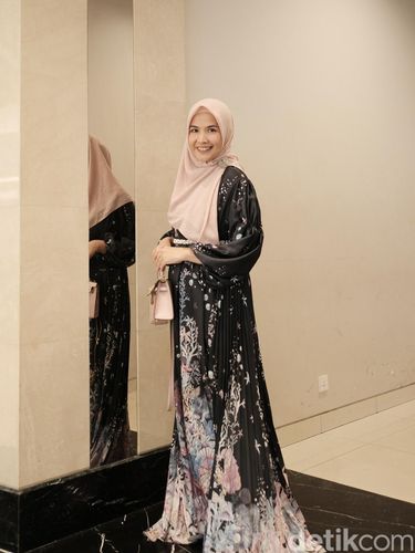 Foto Mega Novelia saat mengenakan koleksi terbaru Vanilla Hijab. Foto Mega Novelia saat mengenakan koleksi terbaru Vanilla Hijab.