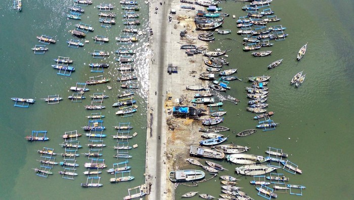 Foto Udara Muncar, Pelabuhan Perikanan Tertua di Jawa Foto udara panorama Pelabuhan perikanan Muncar di Banyuwangi, Jawa Timur, Rabu (15/11/2023). Pelabuhan perikanan tertua yang ada sejak masa Kerajaan Blambangan tersebut menjadi penghasil ikan lemuru terbesar yang hingga saat ini masih eksis berkontribusi terhadap hasil perikanan di Indonesia. ANTARA FOTO/Budi Candra Setya/rwa.