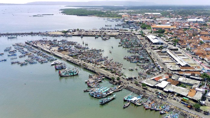 Foto Udara Muncar, Pelabuhan Perikanan Tertua di Jawa Foto udara panorama Pelabuhan perikanan Muncar di Banyuwangi, Jawa Timur, Rabu (15/11/2023). Pelabuhan perikanan tertua yang ada sejak masa Kerajaan Blambangan tersebut menjadi penghasil ikan lemuru terbesar yang hingga saat ini masih eksis berkontribusi terhadap hasil perikanan di Indonesia. ANTARA FOTO/Budi Candra Setya/rwa.