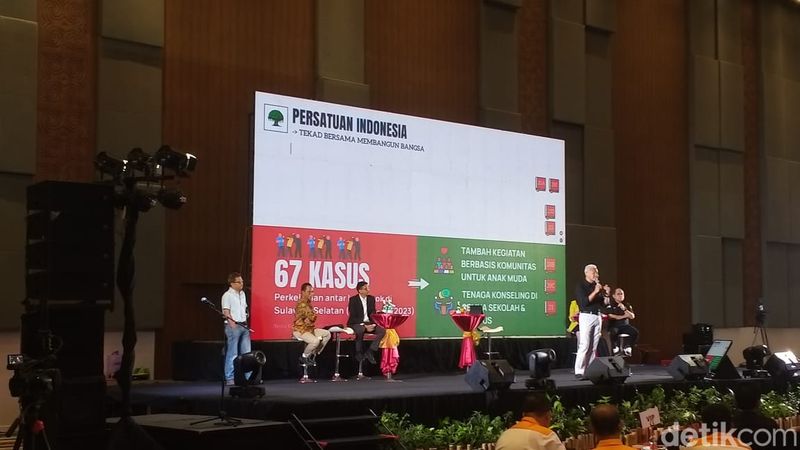 Ganjar Pranowo hadir di Sarasehan Nasional IKA UNM di Makassar.