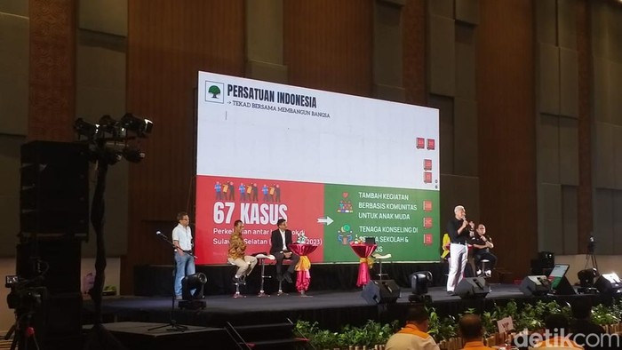 Ganjar Pranowo hadir di Sarasehan Nasional IKA UNM di Makassar.